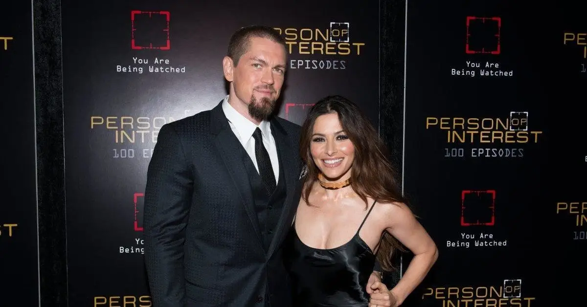 Steve Howey a Sarah Shahi