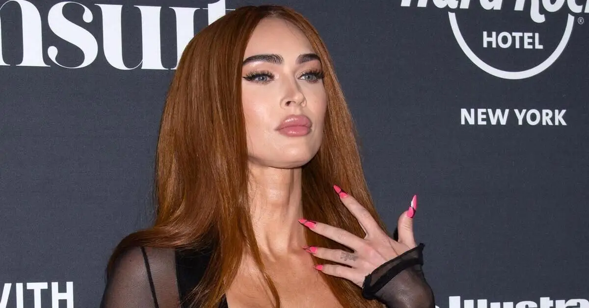 Megan Fox auf einem roten Teppich
