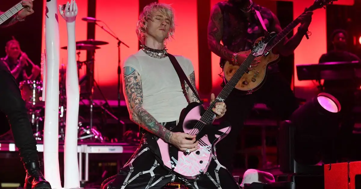 Machine Gun Kelly se apresentando no Audacy Beach Festival em Fort Lauderdale - Dia 2