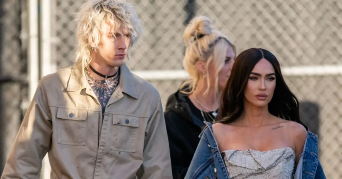 Machine Gun Kelly e Megan Fox do lado de fora