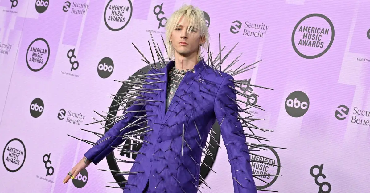 Machine Gun Kelly no American Music Awards de 2022 no Microsoft Theatre