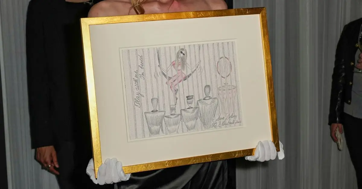 Anna Sorokin aka Anna Delvey zahájila 19. května 2022 svou samostatnou uměleckou výstavu s názvem Údajně v hotelu Public v New Yorku.