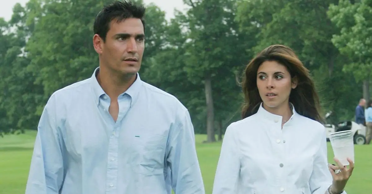 AJ Discala y Jamie-Lynn Sigler caminando afuera en un campo