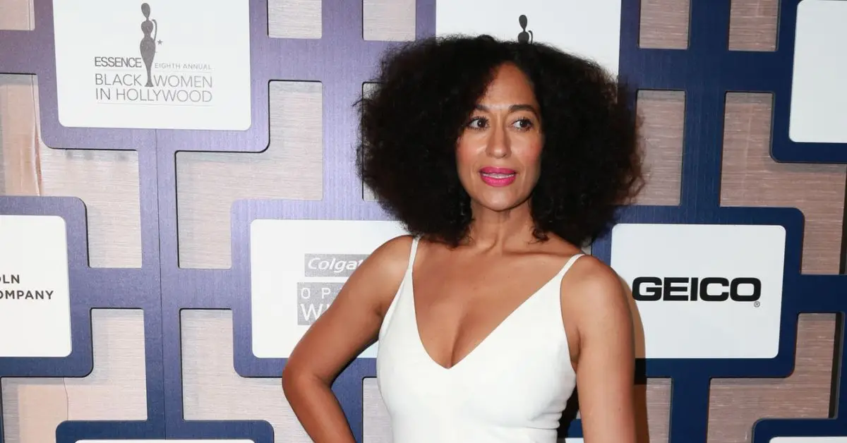Tracee Ellis Ross w białej sukience