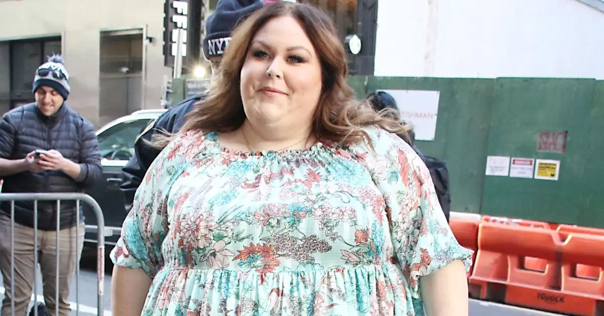 밖에서 웃고 있는 크리시 메츠