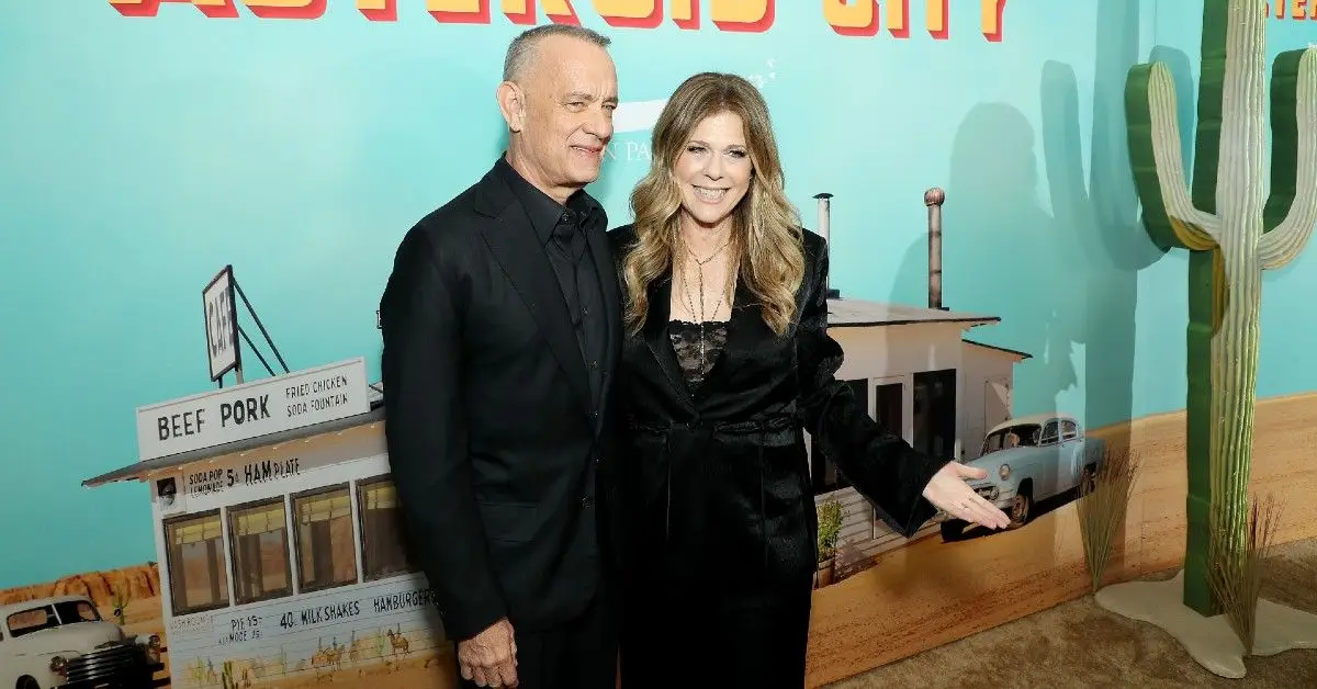 トム・ハンクスとリタ・ウィルソンがレッドカーペットに登場