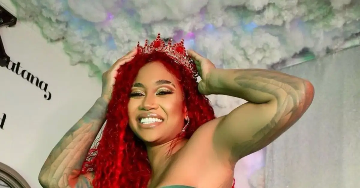 頭に王冠を乗せて微笑むメリッサ・メイシング