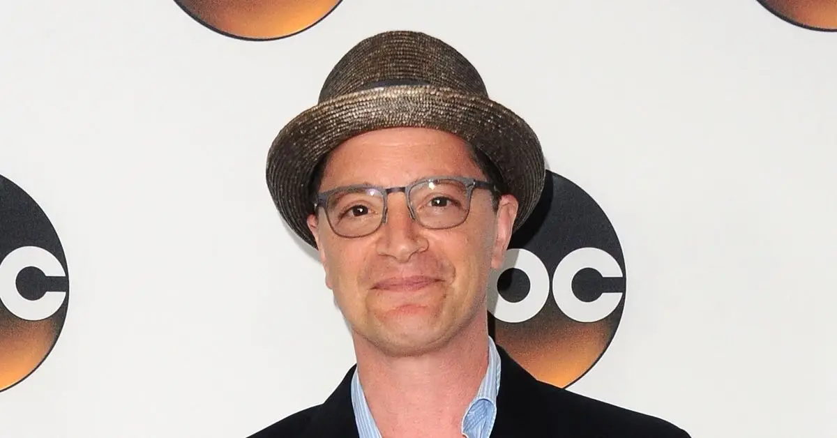 Joshua Malina en la alfombra roja