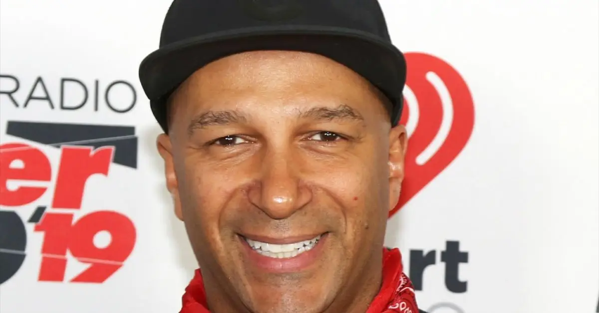 טום מורלו מחייך באירוע