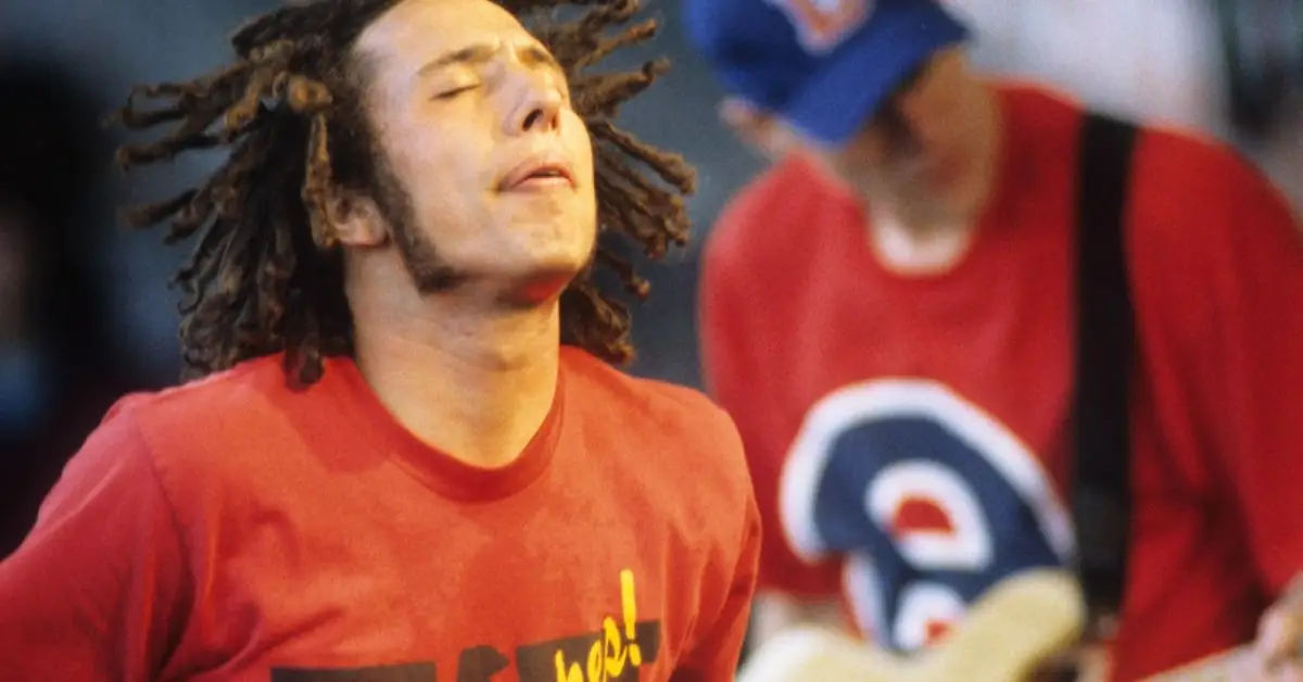 זאק דה לה רושה עוצם את עיניו במהלך הופעה