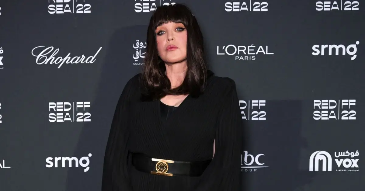 Isabelle Adjani vestindo preto