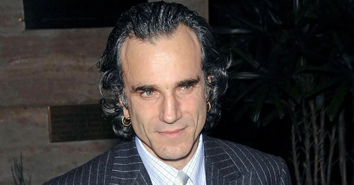Daniel Day Lewis terminou com a namorada depois que ela revelou que estava grávida de seu filho
