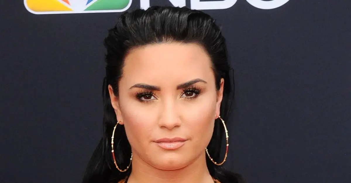 Demi Lovato a la catifa vermella