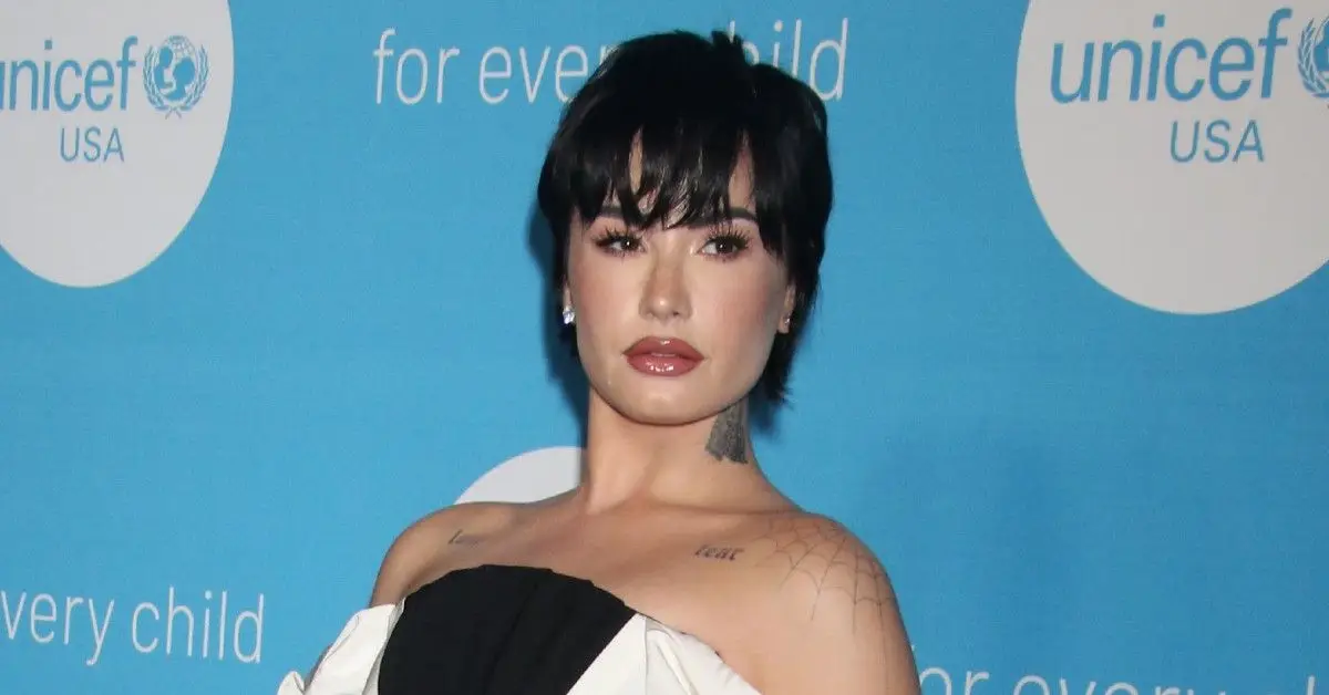 Demi Lovato a la catifa vermella