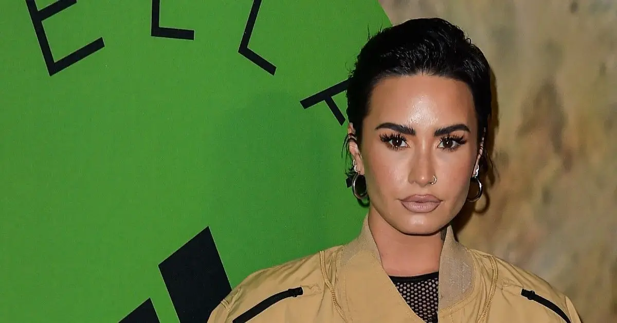 Demi Lovato a la catifa vermella