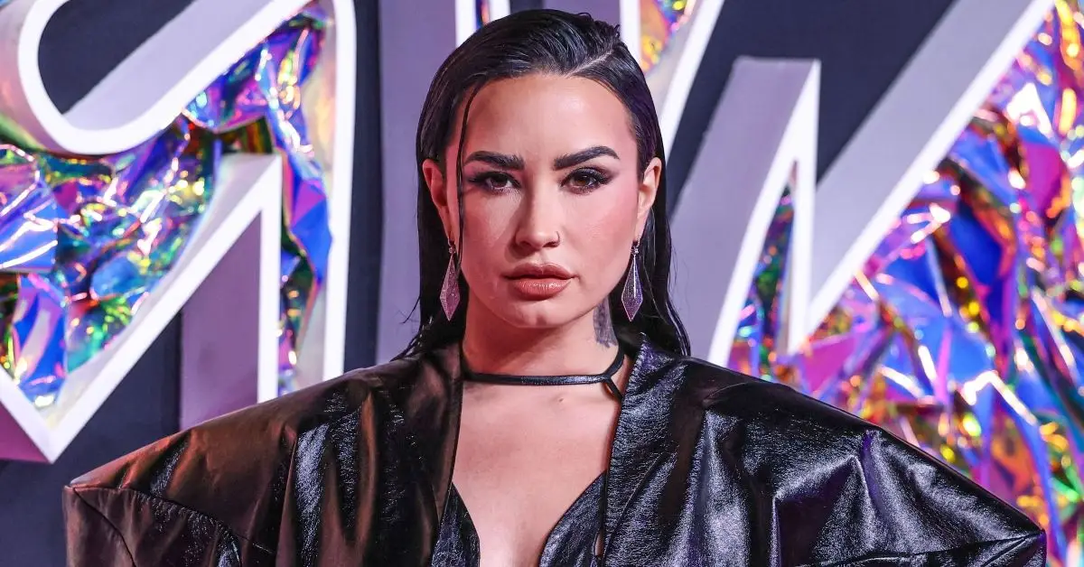 Demi Lovato a la catifa vermella