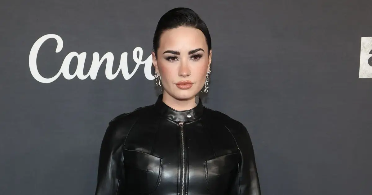 Demi Lovato a la catifa vermella
