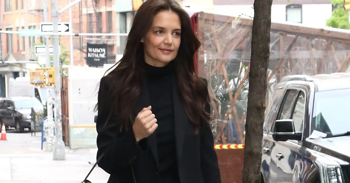Katie Holmes se usmívá a prochází venku