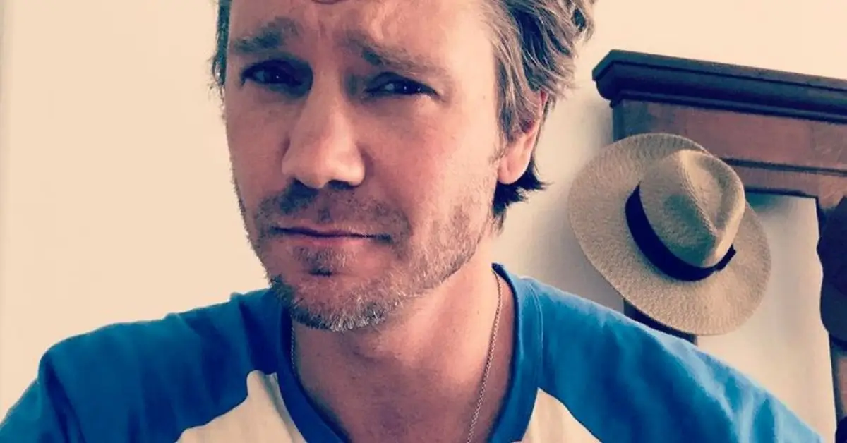Chad Michael Murray poserar på ett foto för Instagram
