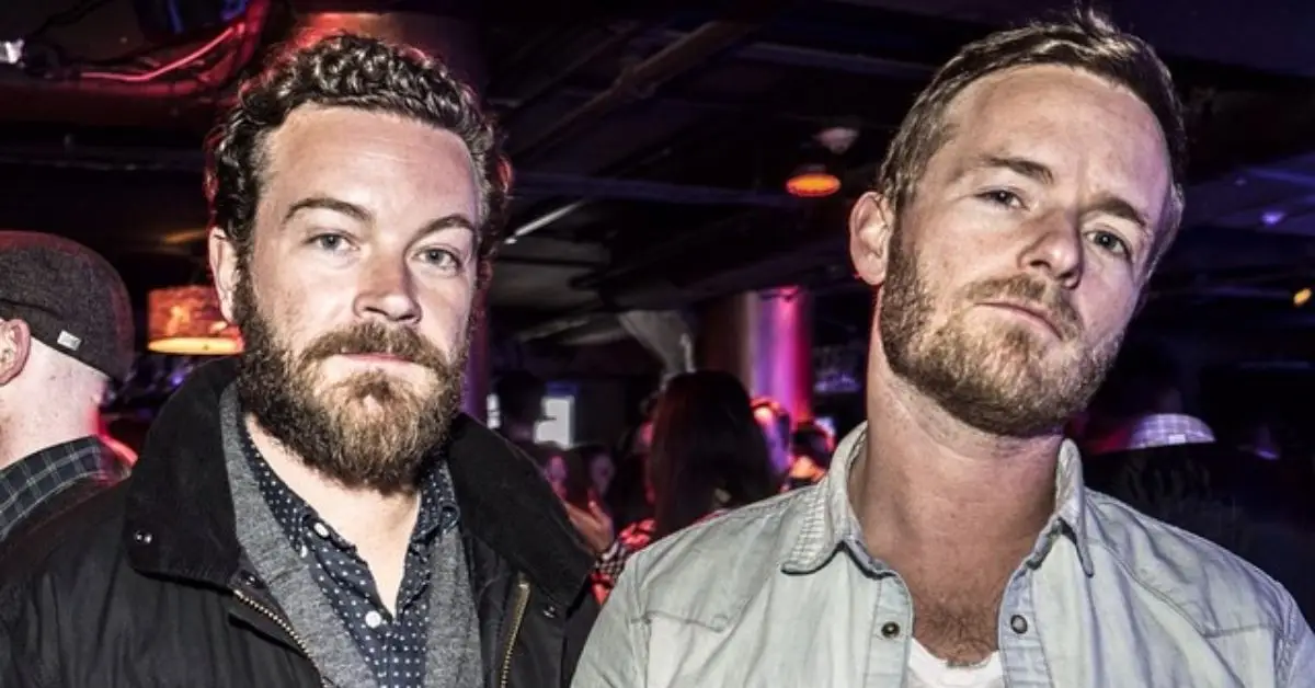 Danny Masterson und Christopher Masterson in einem Club