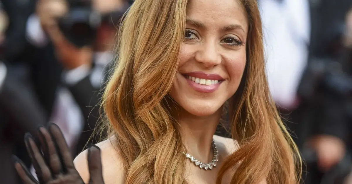 Shakira sorride e saluta
