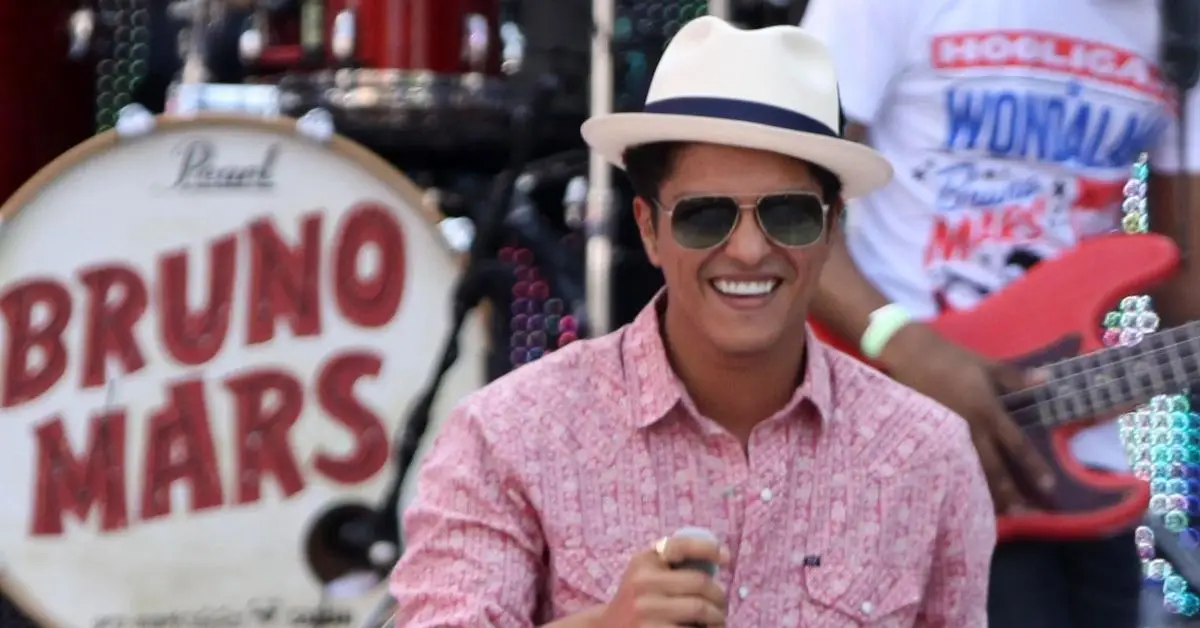 Bruno Mars actuando