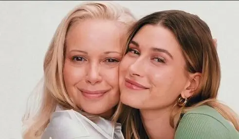 Hur nära är Hailey Bieber med sin mamma Kennya Baldwin?