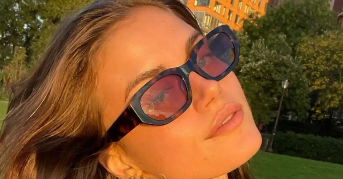 Rachael Lange pozuje do zdjęcia na zewnątrz