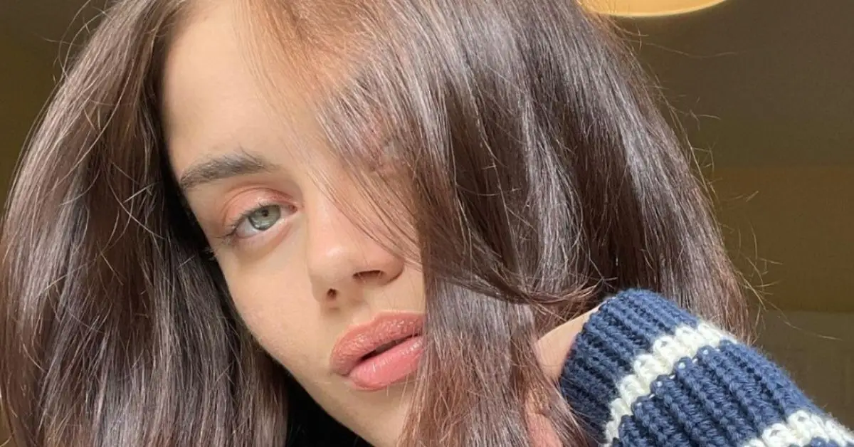 Rachael Lange wygląda poważnie