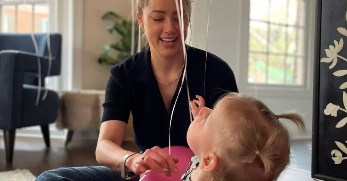 Amber Heard sorride con la sua bambina Oonagh e un palloncino
