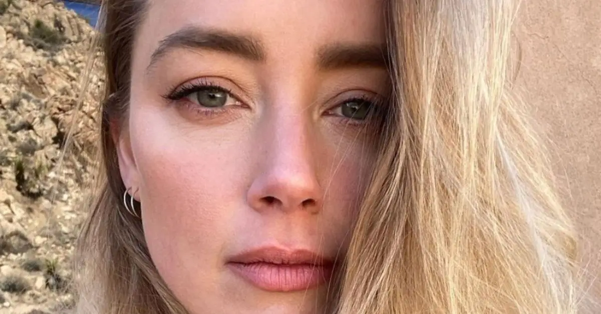 Un selfie di Amber Heard con i capelli lunghi