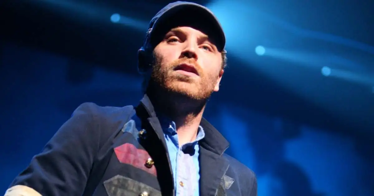 ג'וני בקלנד מופיע עם קולדפליי