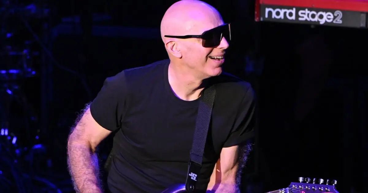 ג'ו סטריאני בהופעה במהלך קונצרט