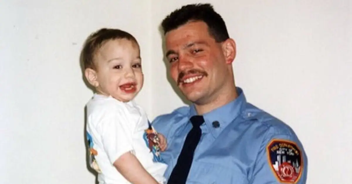 האמת על מערכת היחסים של פיט דיווידסון עם אביו לפני לכתו הטרגי