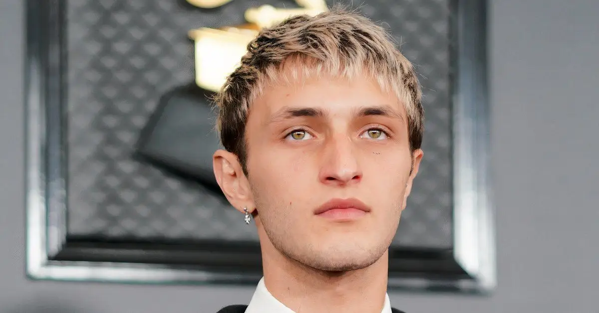 Anwar Hadid auf dem roten Teppich