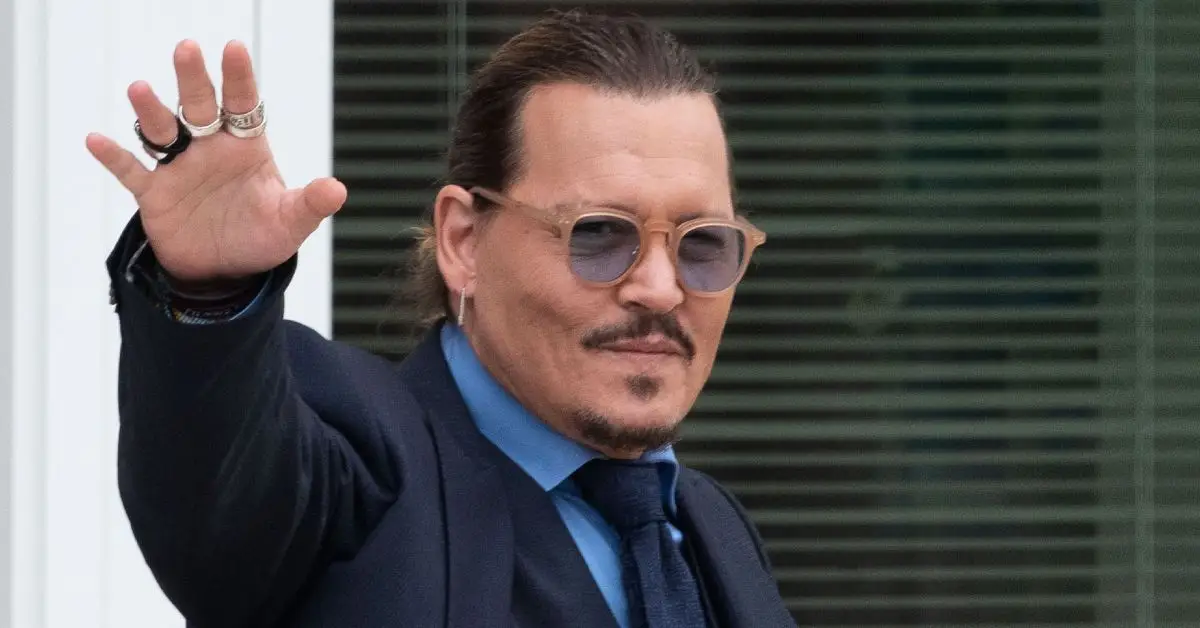 Johnny Depp vinker til fans