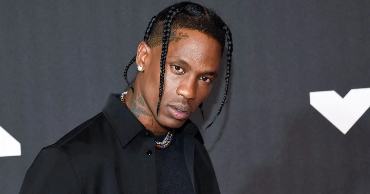 Travis Scott amb un vestit negre a la catifa vermella