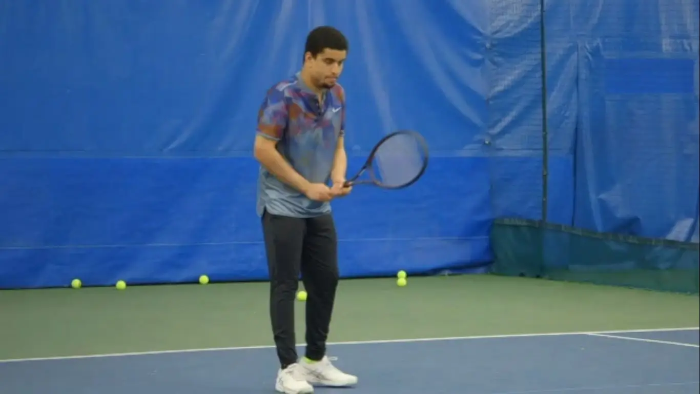 אליוט דה נירו משחק טניס