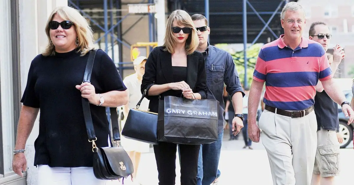 Foto de paparazzi de Taylor Swift i els seus pares