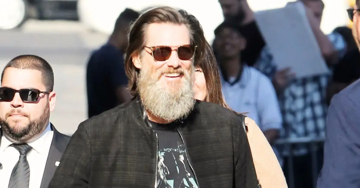 Les fans pensent que Jim Carrey prenait une photo énigmatique à Hollywood, mais l'équipe de Jimmy Kimmel l'a remplacée par un faux rire