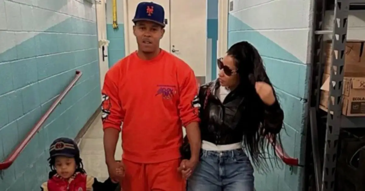 Nicki Minaj et Kenneth Petty marchant dans le couloir