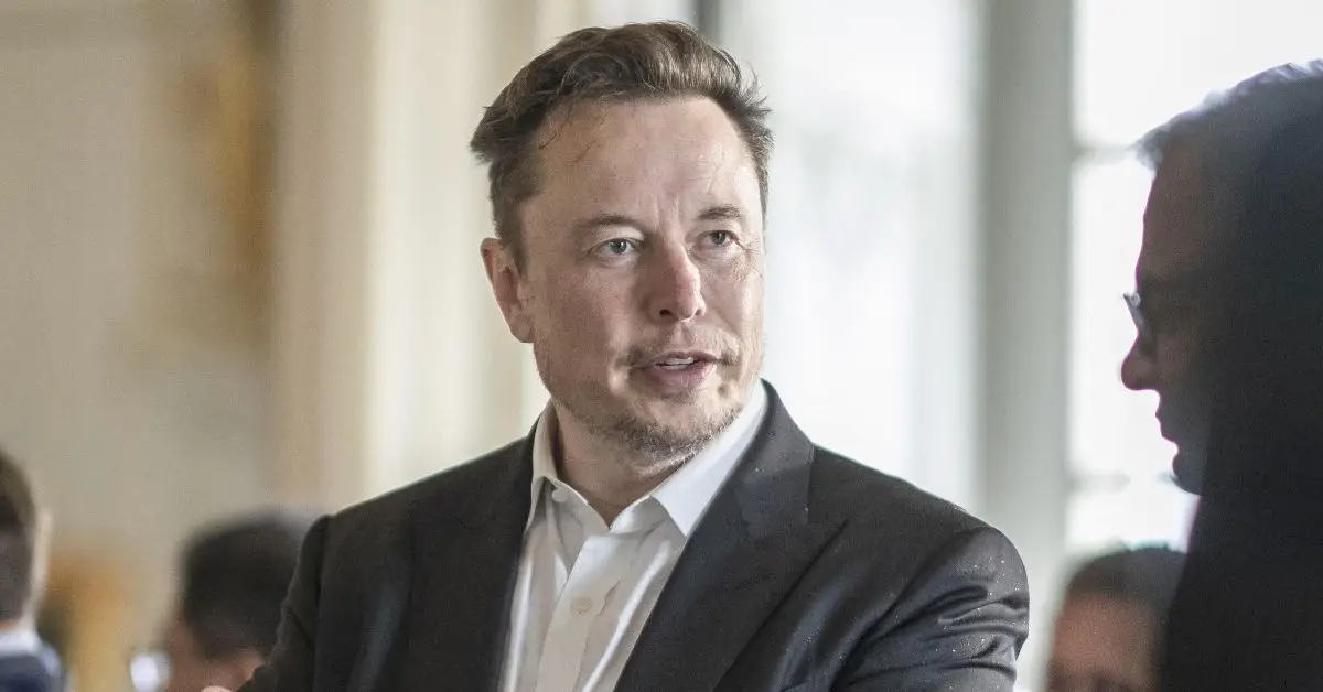 강렬한 표정을 짓고 있는 엘론 머스크