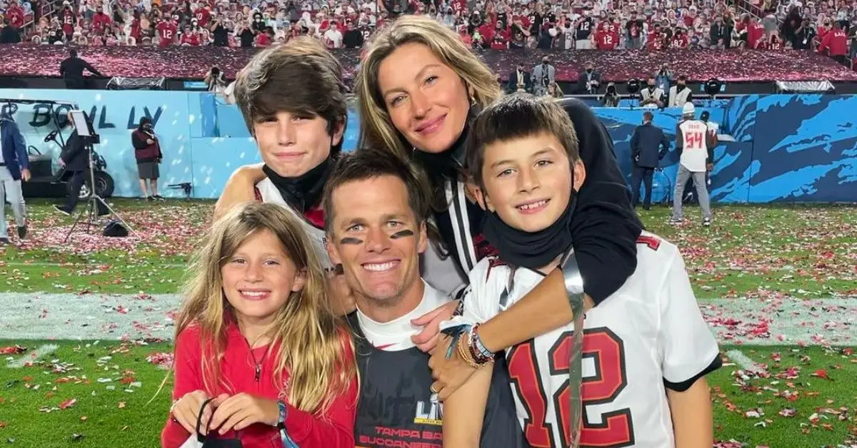 Tom Brady, Gisele Bündchen e crianças no campo de futebol