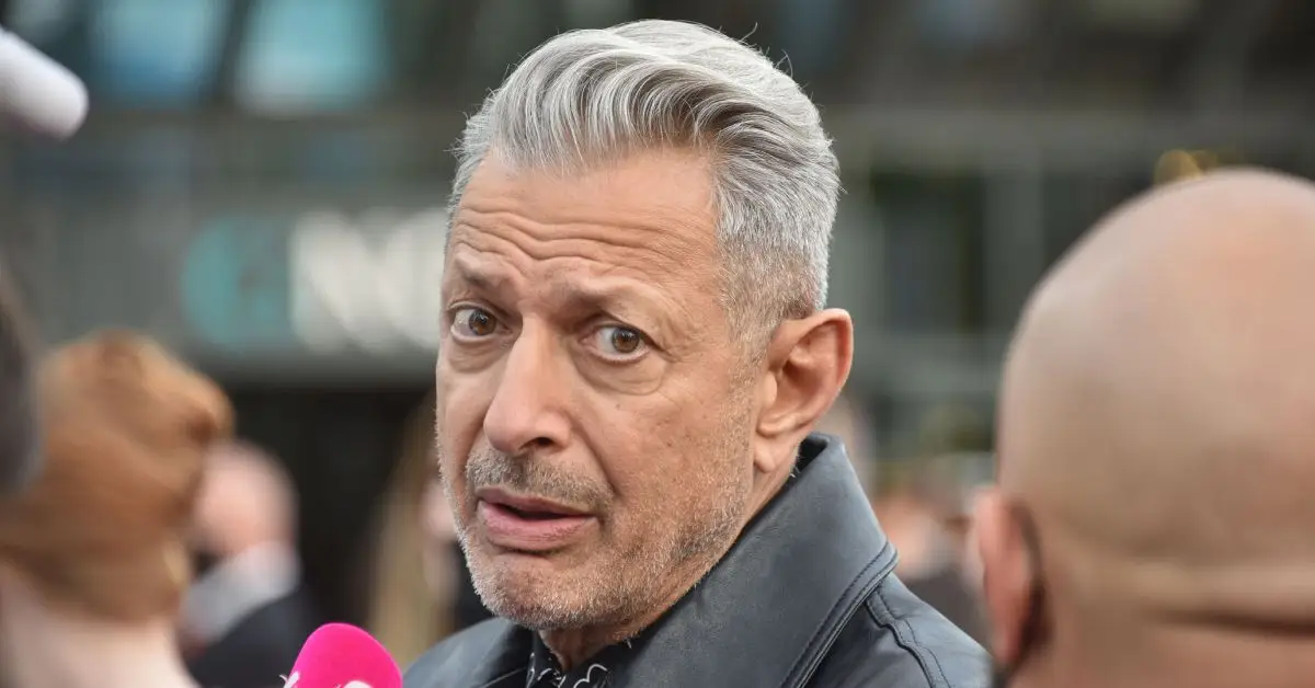 心配そうな表情のジェフ・ゴールドブラム