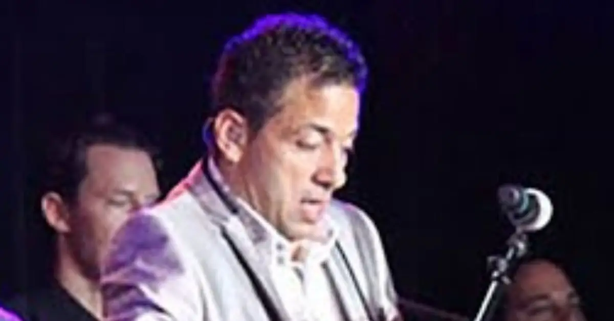 Peter Escovedo hraje na perkuse