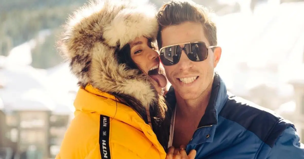 Nina Dobrev y Shaun White posando para una selfie en Instagram