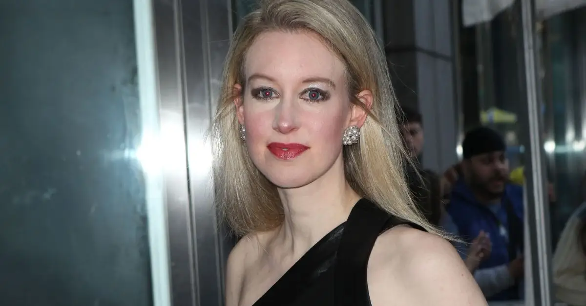 אליזבת הולמס מצטלמת בשמלה שחורה