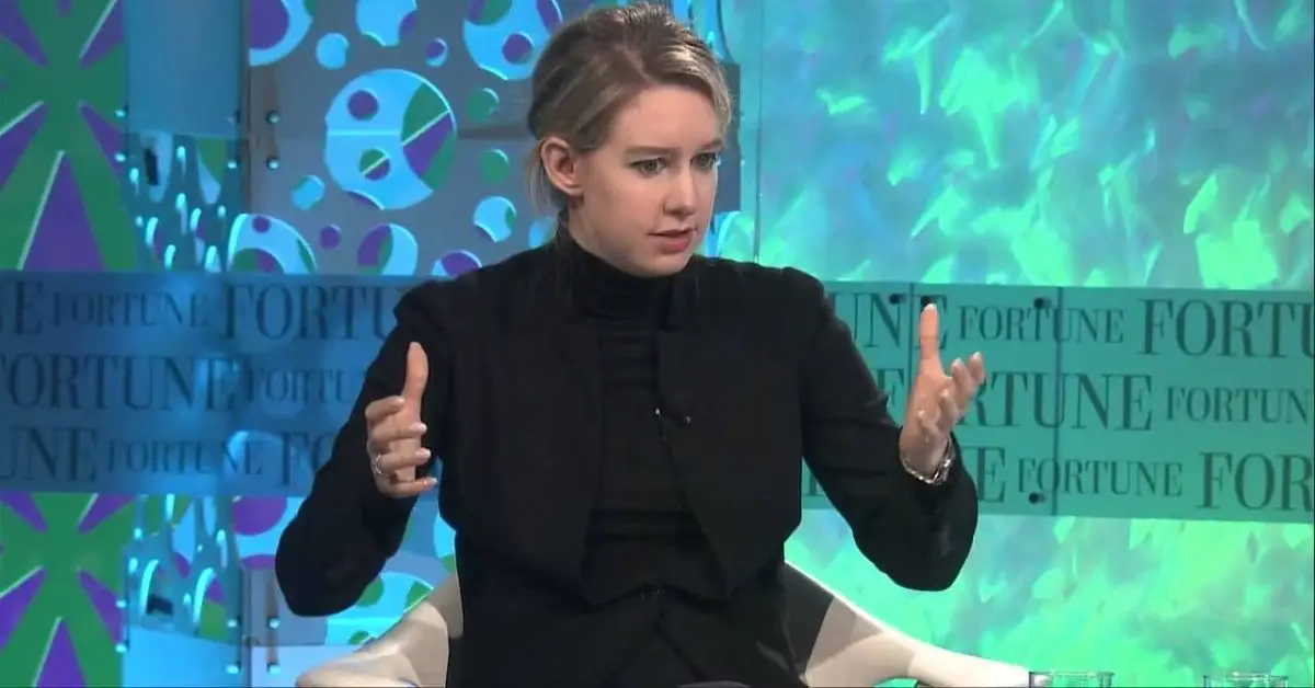 אליזבת הולמס במהלך ראיון וידאו