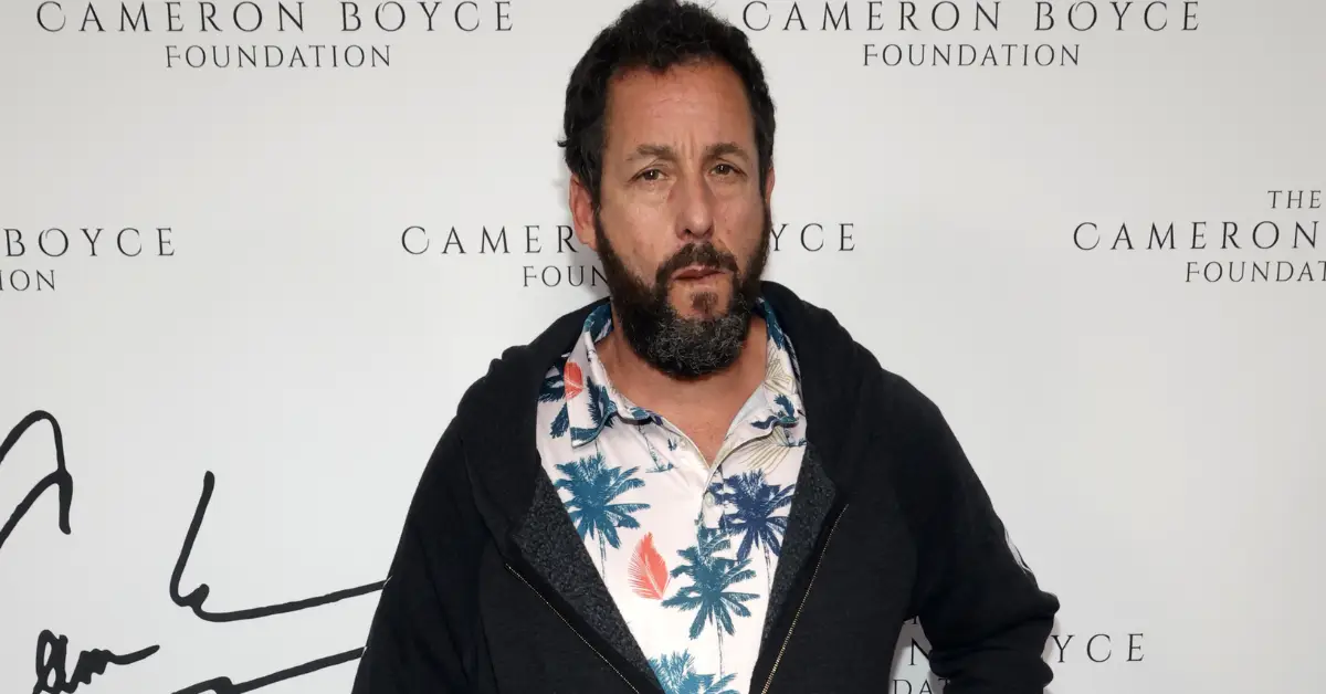 אדם סנדלר במצלמה השנתית השנייה של קמרון בויס למען סערה