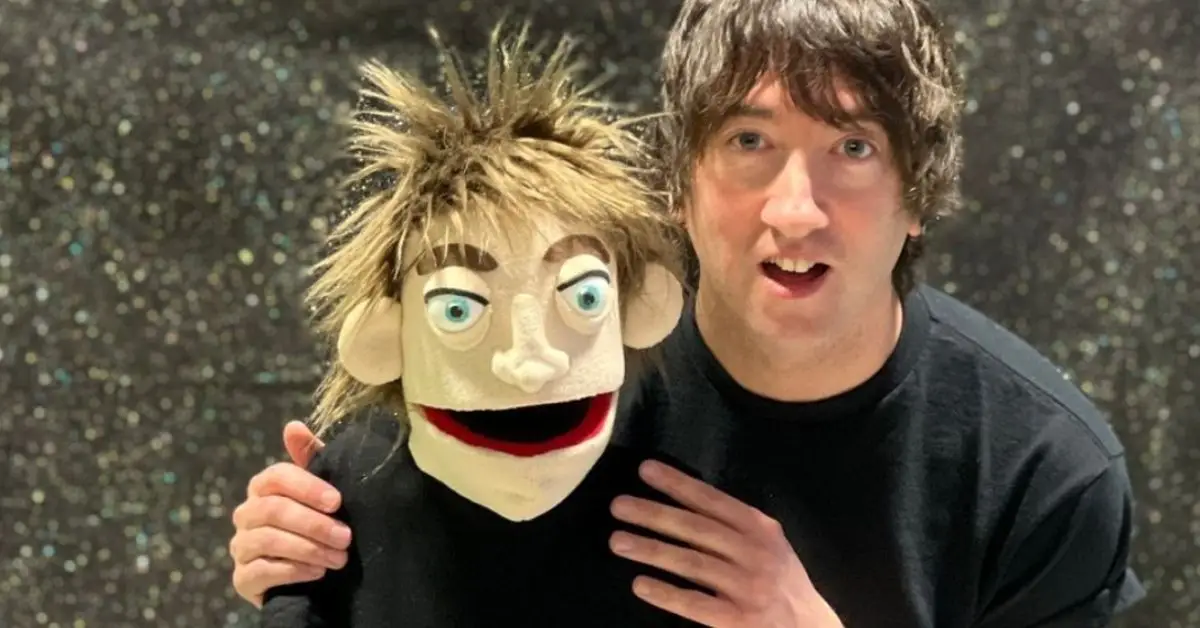 人形の隣に立つトム・ヒゲンソン